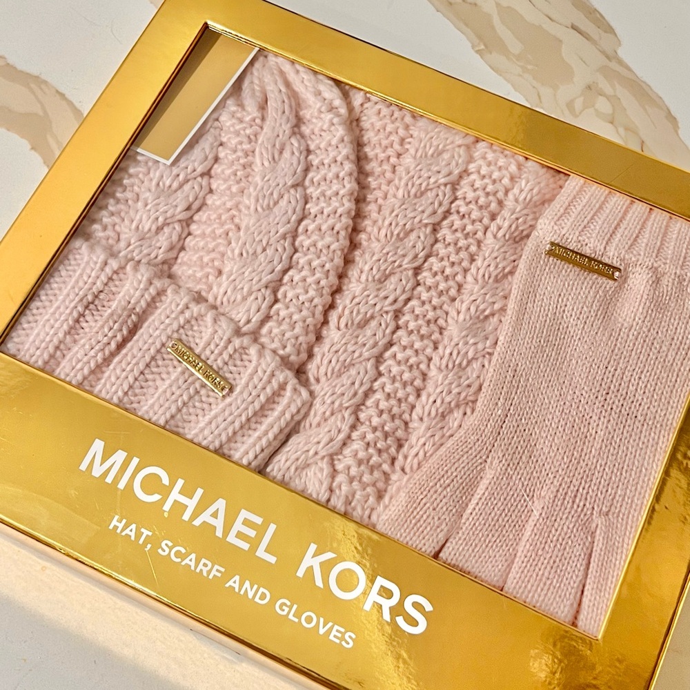 NWT Michael Kors Hat, Scarf and Gloves Set 🧣🧤 Soft Pink